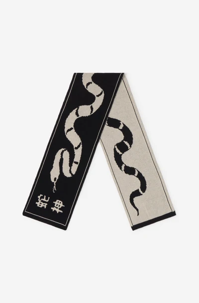 Το Scarf Snake Black της Kaotiko είναι ένα ιδιαίτερο αξεσουάρ που προσθέτει χαρακτήρα και streetwear αισθητική στις καθημερινές εμφανίσεις.
