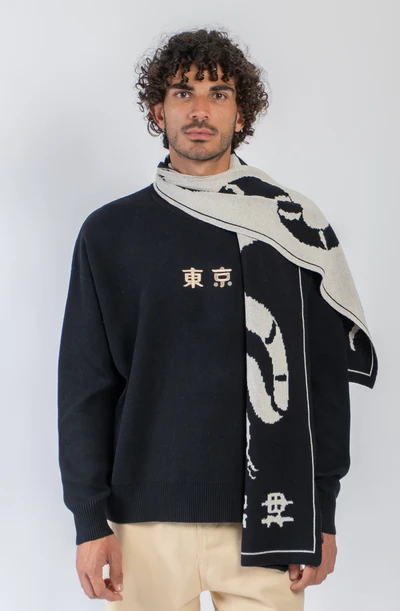 Το Scarf Snake Black της Kaotiko είναι ένα ιδιαίτερο αξεσουάρ που προσθέτει χαρακτήρα και streetwear αισθητική στις καθημερινές εμφανίσεις.