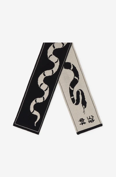 Το Scarf Snake Black της Kaotiko είναι ένα ιδιαίτερο αξεσουάρ που προσθέτει χαρακτήρα και streetwear αισθητική στις καθημερινές εμφανίσεις.