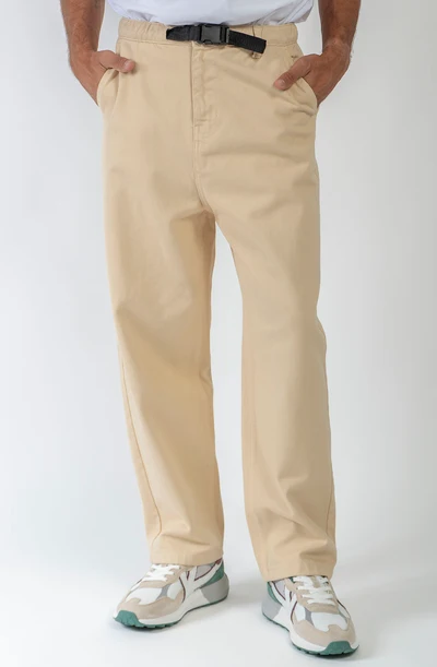 Το Skate Belt Universe Camel Pants της Kaotiko είναι ένα άνετο και πρακτικό παντελόνι με casual και streetwear αισθητική. Κατασκευασμένο από 100% βαμβάκι, προσφέρει φυσική αίσθηση και άνεση στην καθημερινή χρήση.
