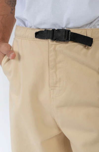 Το Skate Belt Universe Camel Pants της Kaotiko είναι ένα άνετο και πρακτικό παντελόνι με casual και streetwear αισθητική. Κατασκευασμένο από 100% βαμβάκι, προσφέρει φυσική αίσθηση και άνεση στην καθημερινή χρήση.
