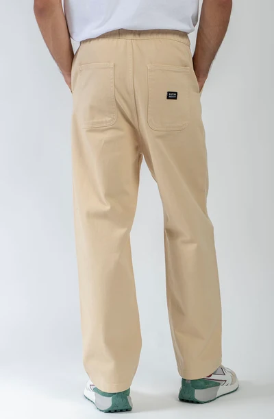 Το Skate Belt Universe Camel Pants της Kaotiko είναι ένα άνετο και πρακτικό παντελόνι με casual και streetwear αισθητική. Κατασκευασμένο από 100% βαμβάκι, προσφέρει φυσική αίσθηση και άνεση στην καθημερινή χρήση.