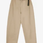Το Skate Belt Universe Camel Pants της Kaotiko είναι ένα άνετο και πρακτικό παντελόνι με casual και streetwear αισθητική. Κατασκευασμένο από 100% βαμβάκι, προσφέρει φυσική αίσθηση και άνεση στην καθημερινή χρήση.