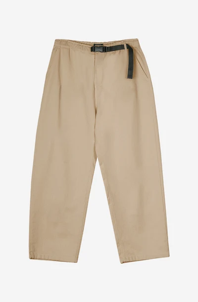 Το Skate Belt Universe Camel Pants της Kaotiko είναι ένα άνετο και πρακτικό παντελόνι με casual και streetwear αισθητική. Κατασκευασμένο από 100% βαμβάκι, προσφέρει φυσική αίσθηση και άνεση στην καθημερινή χρήση.