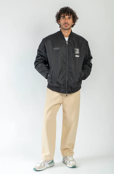 Το Asakusa Black Jacket της Kaotiko είναι ένα πρακτικό και σύγχρονο jacket με urban και streetwear αισθητική. Η εξωτερική του κατασκευή από 100% νάιλον προσφέρει ελαφριά και ανθεκτική αίσθηση, ενώ η εσωτερική επένδυση από 100% πολυεστέρα συμβάλλει στην άνετη εφαρμογή.