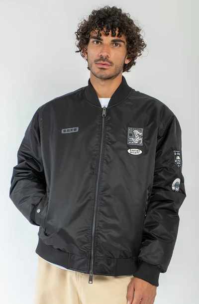 Το Asakusa Black Jacket της Kaotiko είναι ένα πρακτικό και σύγχρονο jacket με urban και streetwear αισθητική. Η εξωτερική του κατασκευή από 100% νάιλον προσφέρει ελαφριά και ανθεκτική αίσθηση, ενώ η εσωτερική επένδυση από 100% πολυεστέρα συμβάλλει στην άνετη εφαρμογή.