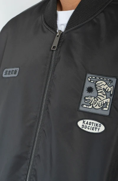 Το Asakusa Black Jacket της Kaotiko είναι ένα πρακτικό και σύγχρονο jacket με urban και streetwear αισθητική. Η εξωτερική του κατασκευή από 100% νάιλον προσφέρει ελαφριά και ανθεκτική αίσθηση, ενώ η εσωτερική επένδυση από 100% πολυεστέρα συμβάλλει στην άνετη εφαρμογή.
