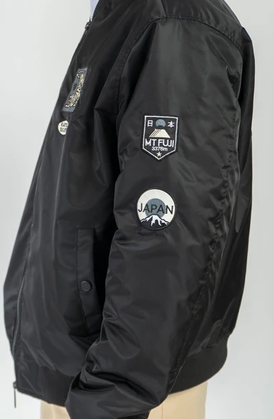 Το Asakusa Black Jacket της Kaotiko είναι ένα πρακτικό και σύγχρονο jacket με urban και streetwear αισθητική. Η εξωτερική του κατασκευή από 100% νάιλον προσφέρει ελαφριά και ανθεκτική αίσθηση, ενώ η εσωτερική επένδυση από 100% πολυεστέρα συμβάλλει στην άνετη εφαρμογή.