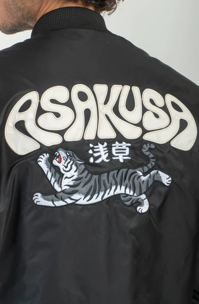 Το Asakusa Black Jacket της Kaotiko είναι ένα πρακτικό και σύγχρονο jacket με urban και streetwear αισθητική. Η εξωτερική του κατασκευή από 100% νάιλον προσφέρει ελαφριά και ανθεκτική αίσθηση, ενώ η εσωτερική επένδυση από 100% πολυεστέρα συμβάλλει στην άνετη εφαρμογή.