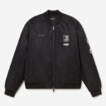 Το Asakusa Black Jacket της Kaotiko είναι ένα πρακτικό και σύγχρονο jacket με urban και streetwear αισθητική. Η εξωτερική του κατασκευή από 100% νάιλον προσφέρει ελαφριά και ανθεκτική αίσθηση, ενώ η εσωτερική επένδυση από 100% πολυεστέρα συμβάλλει στην άνετη εφαρμογή.