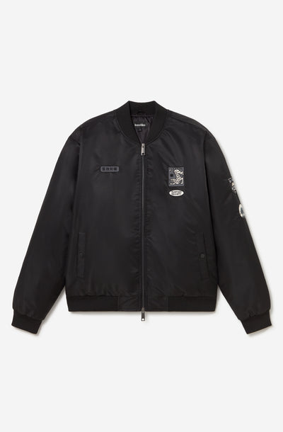 Το Asakusa Black Jacket της Kaotiko είναι ένα πρακτικό και σύγχρονο jacket με urban και streetwear αισθητική. Η εξωτερική του κατασκευή από 100% νάιλον προσφέρει ελαφριά και ανθεκτική αίσθηση, ενώ η εσωτερική επένδυση από 100% πολυεστέρα συμβάλλει στην άνετη εφαρμογή.
