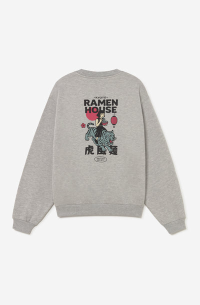 Το Ramen House Gray Sweatshirt της Kaotiko είναι ένα άνετο και casual φούτερ, ιδανικό για καθημερινές streetwear εμφανίσεις. Η σύνθεσή του από 50% βαμβάκι και 50% πολυεστέρα προσφέρει έναν ισορροπημένο συνδυασμό άνεσης, απαλής αίσθησης και πρακτικότητας.