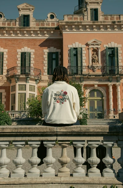 Το Bucolic Whispers Zipper Hoodie της Kaotiko είναι ένα άνετο και casual φούτερ με κουκούλα, σχεδιασμένο για καθημερινές εμφανίσεις.