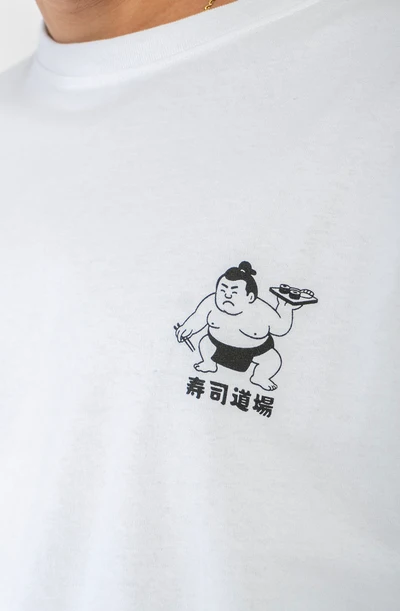 Το Noodle Temple White T-Shirt της Kaotiko είναι ένα άνετο και ευέλικτο T-shirt με casual και streetwear αισθητική. Κατασκευασμένο από 100% βαμβάκι, προσφέρει απαλή και ευχάριστη αίσθηση, ιδανική για καθημερινή χρήση.