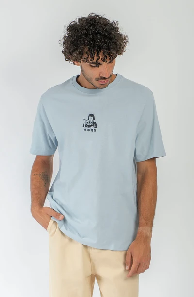 Το Regular Ramen House Niagara T-Shirt της Kaotiko είναι ένα άνετο T-shirt με regular γραμμή, σχεδιασμένο για casual και streetwear εμφανίσεις. Κατασκευασμένο από 100% βαμβάκι, προσφέρει απαλή και ευχάριστη αίσθηση, ιδανική για καθημερινή χρήση.