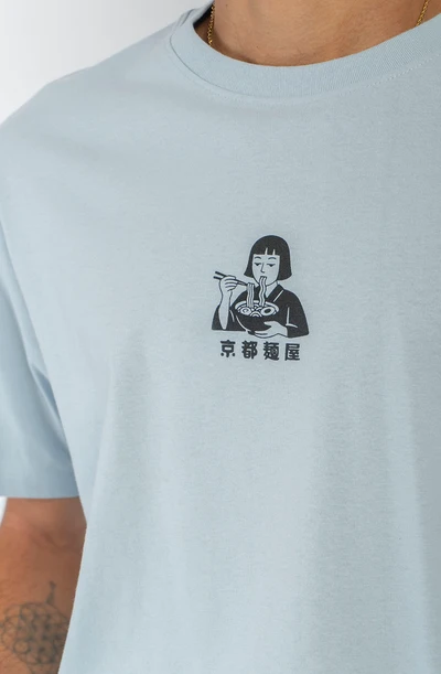 Το Regular Ramen House Niagara T-Shirt της Kaotiko είναι ένα άνετο T-shirt με regular γραμμή, σχεδιασμένο για casual και streetwear εμφανίσεις. Κατασκευασμένο από 100% βαμβάκι, προσφέρει απαλή και ευχάριστη αίσθηση, ιδανική για καθημερινή χρήση.
