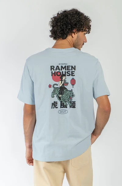 Το Regular Ramen House Niagara T-Shirt της Kaotiko είναι ένα άνετο T-shirt με regular γραμμή, σχεδιασμένο για casual και streetwear εμφανίσεις. Κατασκευασμένο από 100% βαμβάκι, προσφέρει απαλή και ευχάριστη αίσθηση, ιδανική για καθημερινή χρήση.