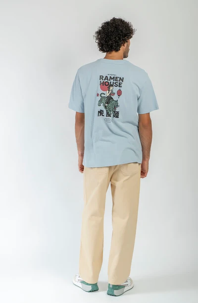 Το Regular Ramen House Niagara T-Shirt της Kaotiko είναι ένα άνετο T-shirt με regular γραμμή, σχεδιασμένο για casual και streetwear εμφανίσεις. Κατασκευασμένο από 100% βαμβάκι, προσφέρει απαλή και ευχάριστη αίσθηση, ιδανική για καθημερινή χρήση.