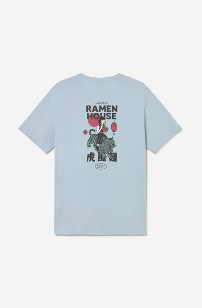Το Regular Ramen House Niagara T-Shirt της Kaotiko είναι ένα άνετο T-shirt με regular γραμμή, σχεδιασμένο για casual και streetwear εμφανίσεις. Κατασκευασμένο από 100% βαμβάκι, προσφέρει απαλή και ευχάριστη αίσθηση, ιδανική για καθημερινή χρήση.