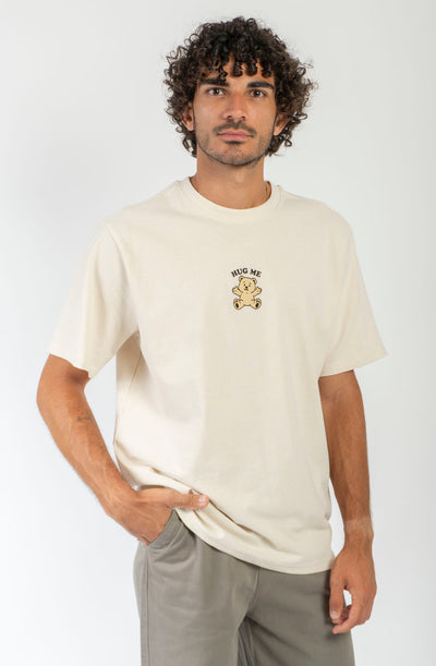 Το Hug Station Organic Tobacco Regular Fit T-Shirt της Kaotiko είναι ένα άνετο και ευκολοφόρετο T-shirt με regular fit γραμμή και casual streetwear αισθητική. Κατασκευασμένο από 100% οργανικό βαμβάκι, προσφέρει απαλή και φυσική αίσθηση, ιδανική για καθημερινή χρήση.