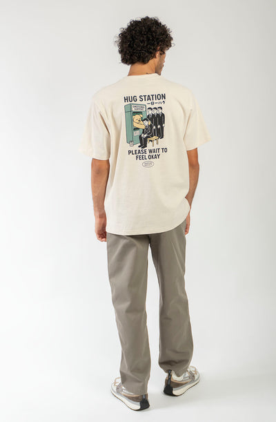 Το Hug Station Organic Tobacco Regular Fit T-Shirt της Kaotiko είναι ένα άνετο και ευκολοφόρετο T-shirt με regular fit γραμμή και casual streetwear αισθητική. Κατασκευασμένο από 100% οργανικό βαμβάκι, προσφέρει απαλή και φυσική αίσθηση, ιδανική για καθημερινή χρήση.