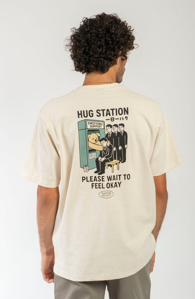 Το Hug Station Organic Tobacco Regular Fit T-Shirt της Kaotiko είναι ένα άνετο και ευκολοφόρετο T-shirt με regular fit γραμμή και casual streetwear αισθητική. Κατασκευασμένο από 100% οργανικό βαμβάκι, προσφέρει απαλή και φυσική αίσθηση, ιδανική για καθημερινή χρήση.