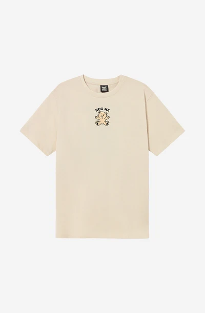 Το Hug Station Organic Tobacco Regular Fit T-Shirt της Kaotiko είναι ένα άνετο και ευκολοφόρετο T-shirt με regular fit γραμμή και casual streetwear αισθητική. Κατασκευασμένο από 100% οργανικό βαμβάκι, προσφέρει απαλή και φυσική αίσθηση, ιδανική για καθημερινή χρήση.