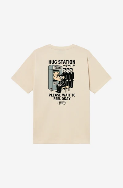 Το Hug Station Organic Tobacco Regular Fit T-Shirt της Kaotiko είναι ένα άνετο και ευκολοφόρετο T-shirt με regular fit γραμμή και casual streetwear αισθητική. Κατασκευασμένο από 100% οργανικό βαμβάκι, προσφέρει απαλή και φυσική αίσθηση, ιδανική για καθημερινή χρήση.