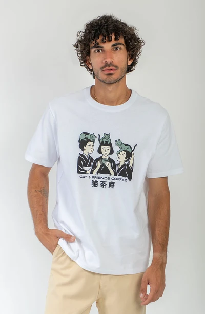 Το Cat&Friends Coffee Regular T-Shirt της Kaotiko είναι ένα άνετο και ευκολοφόρετο T-shirt με regular γραμμή, ιδανικό για καθημερινές casual εμφανίσεις. Κατασκευασμένο από 100% βαμβάκι, προσφέρει απαλή και ευχάριστη αίσθηση, ενώ η coffee απόχρωση προσθέτει έναν διακριτικό και σύγχρονο χαρακτήρα στο look.