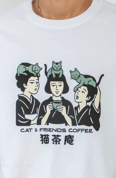 Το Cat&Friends Coffee Regular T-Shirt της Kaotiko είναι ένα άνετο και ευκολοφόρετο T-shirt με regular γραμμή, ιδανικό για καθημερινές casual εμφανίσεις. Κατασκευασμένο από 100% βαμβάκι, προσφέρει απαλή και ευχάριστη αίσθηση, ενώ η coffee απόχρωση προσθέτει έναν διακριτικό και σύγχρονο χαρακτήρα στο look.