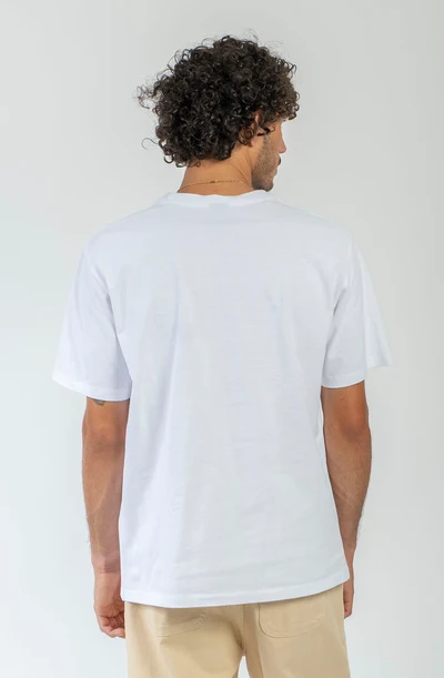 Το Cat&Friends Coffee Regular T-Shirt της Kaotiko είναι ένα άνετο και ευκολοφόρετο T-shirt με regular γραμμή, ιδανικό για καθημερινές casual εμφανίσεις. Κατασκευασμένο από 100% βαμβάκι, προσφέρει απαλή και ευχάριστη αίσθηση, ενώ η coffee απόχρωση προσθέτει έναν διακριτικό και σύγχρονο χαρακτήρα στο look.