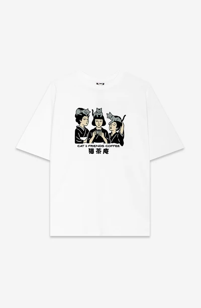 Το Cat&Friends Coffee Regular T-Shirt της Kaotiko είναι ένα άνετο και ευκολοφόρετο T-shirt με regular γραμμή, ιδανικό για καθημερινές casual εμφανίσεις. Κατασκευασμένο από 100% βαμβάκι, προσφέρει απαλή και ευχάριστη αίσθηση, ενώ η coffee απόχρωση προσθέτει έναν διακριτικό και σύγχρονο χαρακτήρα στο look.