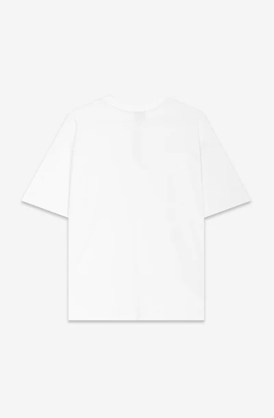 Το Cat&Friends Coffee Regular T-Shirt της Kaotiko είναι ένα άνετο και ευκολοφόρετο T-shirt με regular γραμμή, ιδανικό για καθημερινές casual εμφανίσεις. Κατασκευασμένο από 100% βαμβάκι, προσφέρει απαλή και ευχάριστη αίσθηση, ενώ η coffee απόχρωση προσθέτει έναν διακριτικό και σύγχρονο χαρακτήρα στο look.
