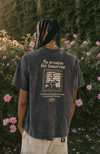 Το No Promise For Tomorrow Washed Black T-Shirt της Kaotiko είναι ένα casual T-shirt με σύγχρονη streetwear αισθητική
