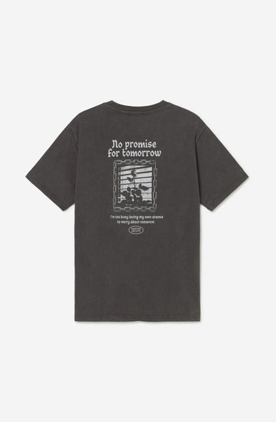 Το No Promise For Tomorrow Washed Black T-Shirt της Kaotiko είναι ένα casual T-shirt με σύγχρονη streetwear αισθητική