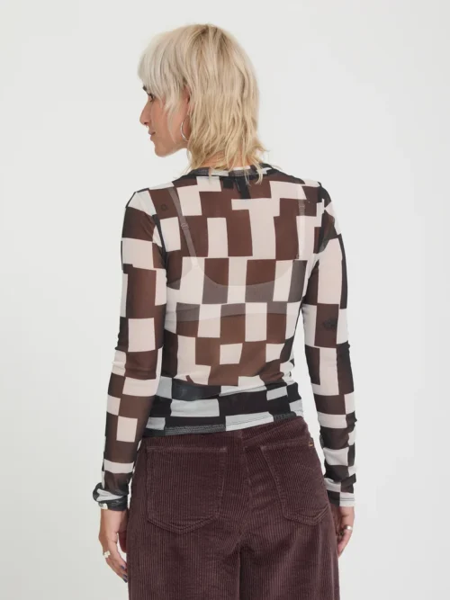 Η Volcom FA Carrau Mesh LS είναι μια γυναικεία μακρυμάνικη μπλούζα με body con εφαρμογή, σχεδιασμένη για να αγκαλιάζει το σώμα και να δημιουργεί μια μοντέρνα, ξεχωριστή εμφάνιση.