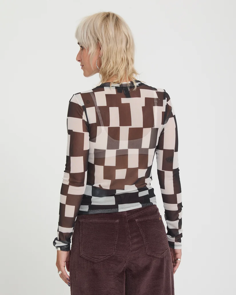 Η Volcom FA Carrau Mesh LS είναι μια γυναικεία μακρυμάνικη μπλούζα με body con εφαρμογή, σχεδιασμένη για να αγκαλιάζει το σώμα και να δημιουργεί μια μοντέρνα, ξεχωριστή εμφάνιση.