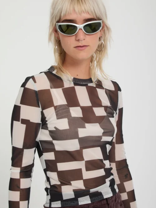 Η Volcom FA Carrau Mesh LS είναι μια γυναικεία μακρυμάνικη μπλούζα με body con εφαρμογή, σχεδιασμένη για να αγκαλιάζει το σώμα και να δημιουργεί μια μοντέρνα, ξεχωριστή εμφάνιση.