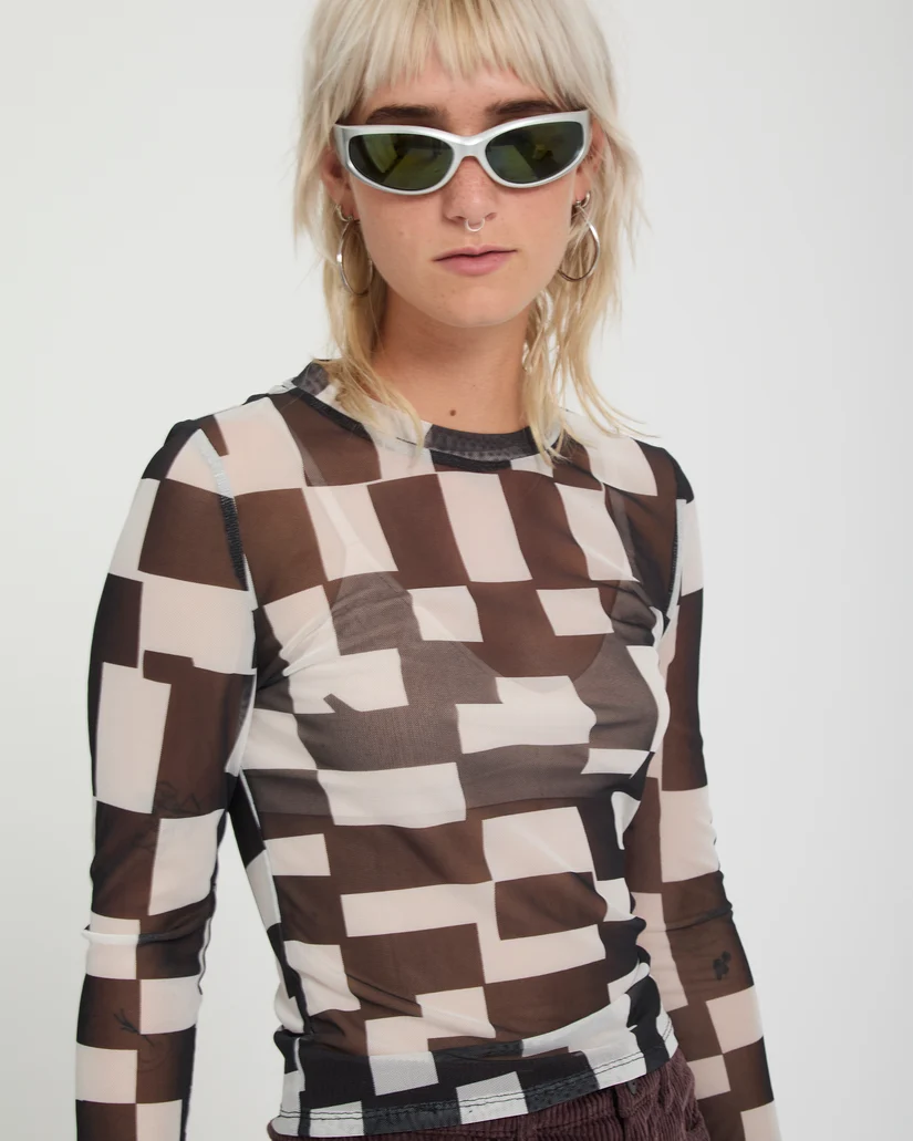 Η Volcom FA Carrau Mesh LS είναι μια γυναικεία μακρυμάνικη μπλούζα με body con εφαρμογή, σχεδιασμένη για να αγκαλιάζει το σώμα και να δημιουργεί μια μοντέρνα, ξεχωριστή εμφάνιση.