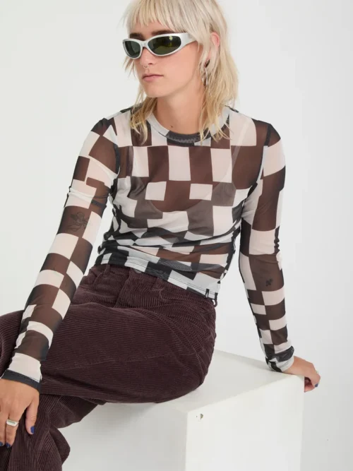 Η Volcom FA Carrau Mesh LS είναι μια γυναικεία μακρυμάνικη μπλούζα με body con εφαρμογή, σχεδιασμένη για να αγκαλιάζει το σώμα και να δημιουργεί μια μοντέρνα, ξεχωριστή εμφάνιση.