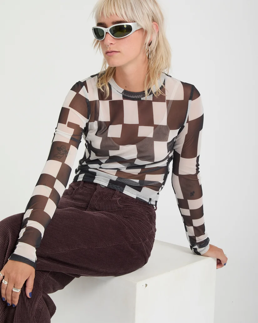 Η Volcom FA Carrau Mesh LS είναι μια γυναικεία μακρυμάνικη μπλούζα με body con εφαρμογή, σχεδιασμένη για να αγκαλιάζει το σώμα και να δημιουργεί μια μοντέρνα, ξεχωριστή εμφάνιση.