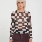 Η Volcom FA Carrau Mesh LS είναι μια γυναικεία μακρυμάνικη μπλούζα με body con εφαρμογή, σχεδιασμένη για να αγκαλιάζει το σώμα και να δημιουργεί μια μοντέρνα, ξεχωριστή εμφάνιση.