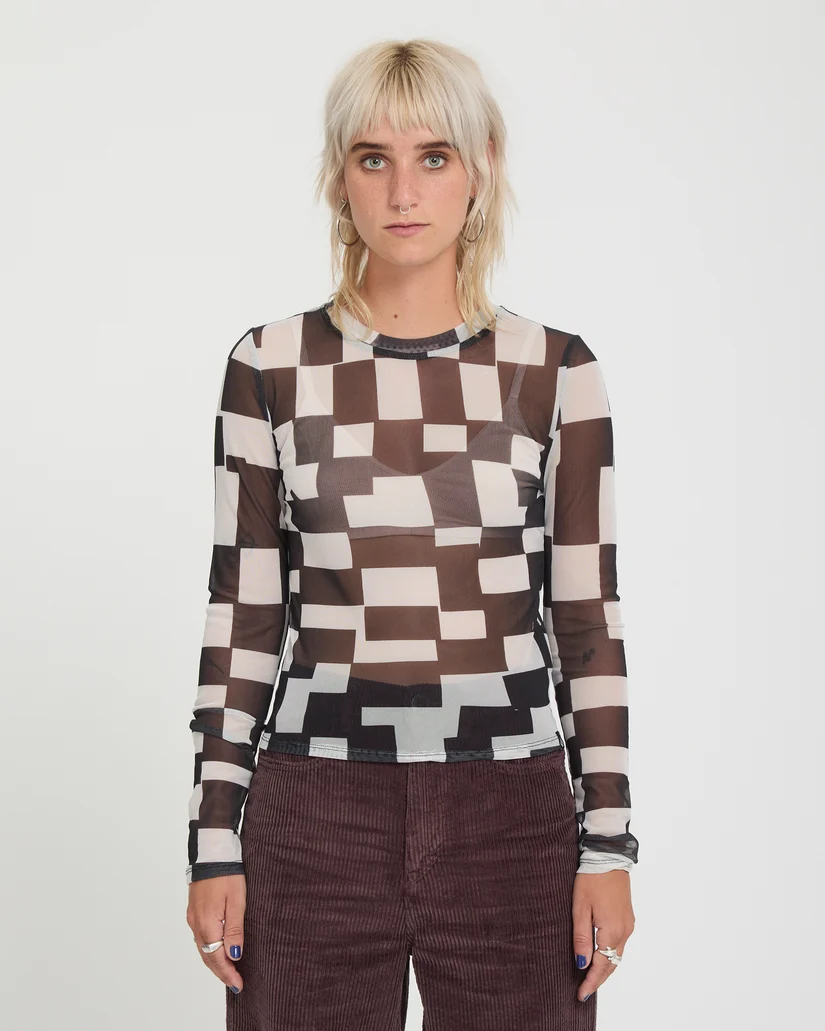 B0332602_WHT_3 Η Volcom FA Carrau Mesh LS είναι μια γυναικεία μακρυμάνικη μπλούζα με body con εφαρμογή, σχεδιασμένη για να αγκαλιάζει το σώμα και να δημιουργεί μια μοντέρνα, ξεχωριστή εμφάνιση.
