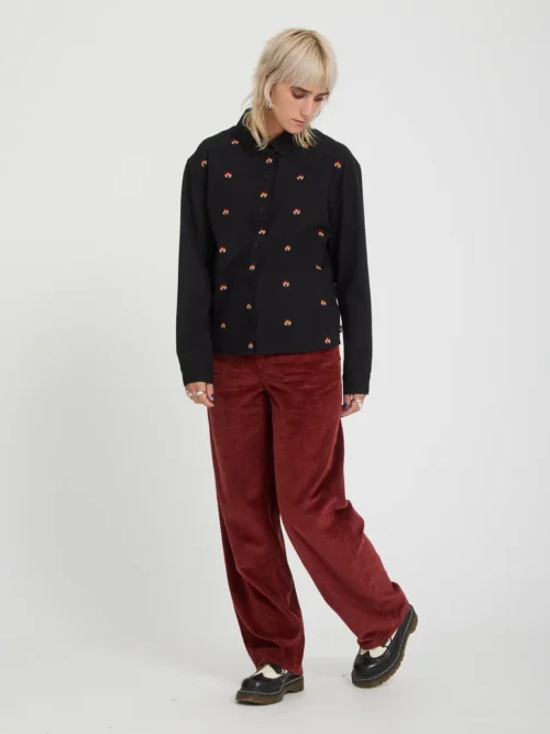 Το Volcom FA Ozzy Shirt είναι ένα γυναικείο μακρυμάνικο πουκάμισο με boxy fit εφαρμογή, που συνδυάζει άνεση με ξεχωριστό streetwear χαρακτήρα.