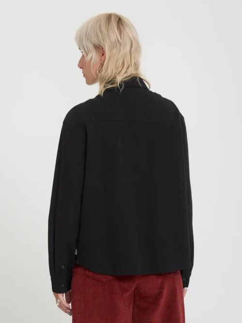 Το Volcom FA Ozzy Shirt είναι ένα γυναικείο μακρυμάνικο πουκάμισο με boxy fit εφαρμογή, που συνδυάζει άνεση με ξεχωριστό streetwear χαρακτήρα.