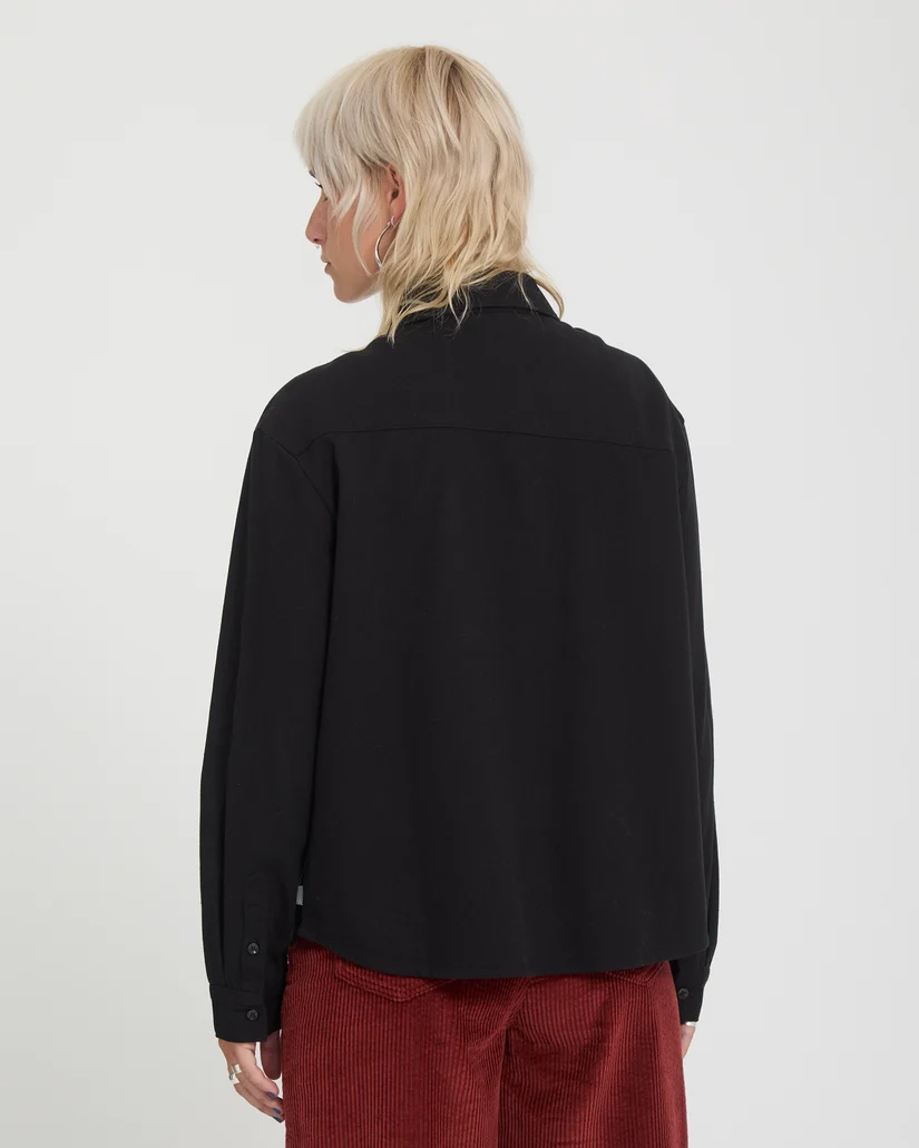 Το Volcom FA Ozzy Shirt είναι ένα γυναικείο μακρυμάνικο πουκάμισο με boxy fit εφαρμογή, που συνδυάζει άνεση με ξεχωριστό streetwear χαρακτήρα.