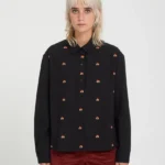 Το Volcom FA Ozzy Shirt είναι ένα γυναικείο μακρυμάνικο πουκάμισο με boxy fit εφαρμογή, που συνδυάζει άνεση με ξεχωριστό streetwear χαρακτήρα.