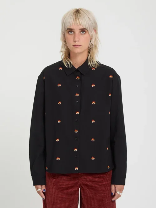 Το Volcom FA Ozzy Shirt είναι ένα γυναικείο μακρυμάνικο πουκάμισο με boxy fit εφαρμογή, που συνδυάζει άνεση με ξεχωριστό streetwear χαρακτήρα.