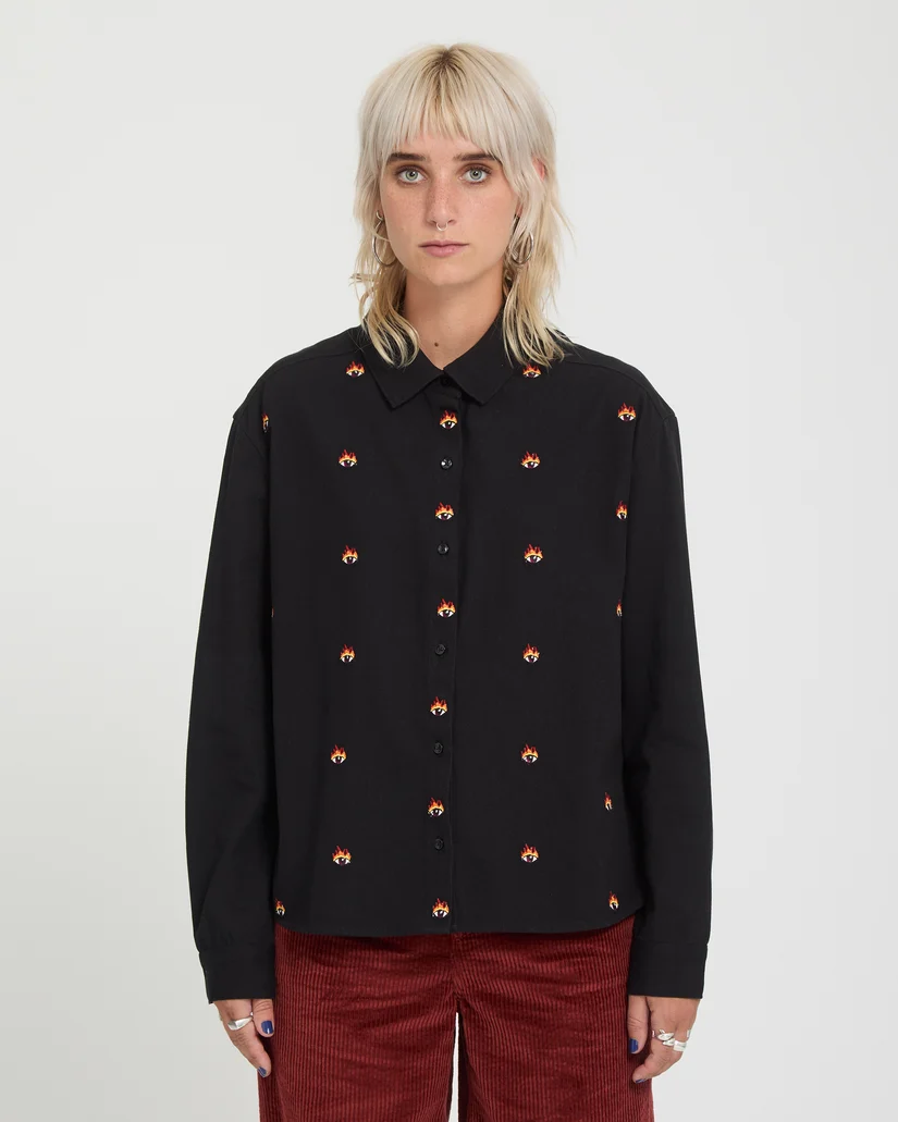 B0532602_BLK_3 Το Volcom FA Ozzy Shirt είναι ένα γυναικείο μακρυμάνικο πουκάμισο με boxy fit εφαρμογή, που συνδυάζει άνεση με ξεχωριστό streetwear χαρακτήρα.