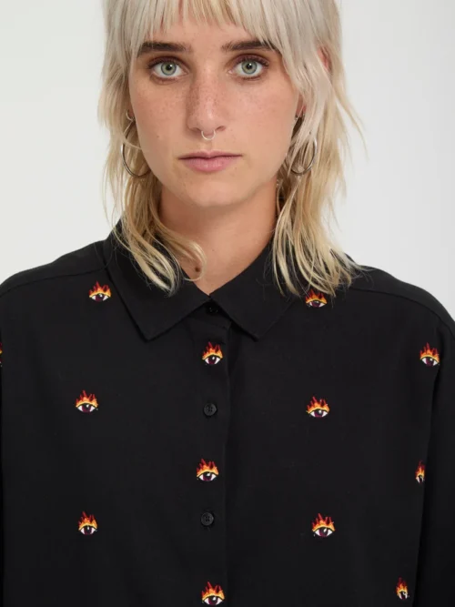 Το Volcom FA Ozzy Shirt είναι ένα γυναικείο μακρυμάνικο πουκάμισο με boxy fit εφαρμογή, που συνδυάζει άνεση με ξεχωριστό streetwear χαρακτήρα.